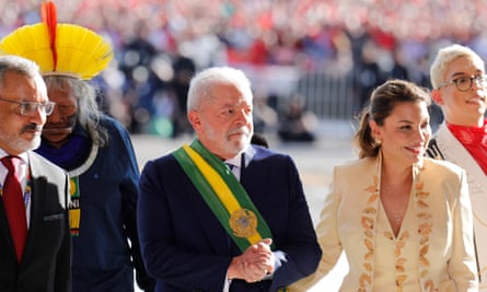 Lula after receiving the presidential sash, accompanied by his wife Rosangela, indigenous leader Raoni Metuktire, and other community leaders.
