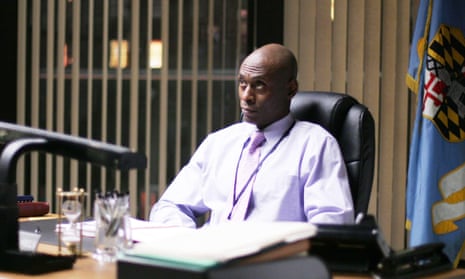 USA. Lance Reddick in the ©HBO TV series : The Wire - season 4 (2002-2008) . Plot: The Baltimore drug scene, as seen through the eyes of drug dealers and law enforcement. Ref: LMK106-J6720-050820 Supplied by LMKMEDIA. Editorial Only. Landmark Media is not the copyright owner of these Film or TV stills but provides a service only for recognised Media outlets. pictures@lmkmedia.com