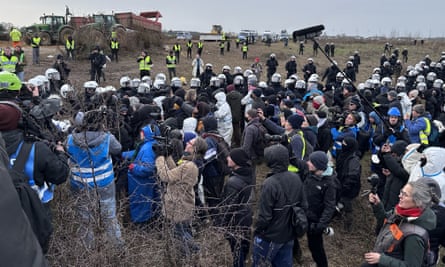 The police confronted the demonstrators in Licerat