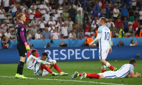 Các cầu thủ Anh gồm Joe Hart (trái) và Wayne Rooney (thứ hai bên phải) sau trận thua Iceland tại Euro 2016