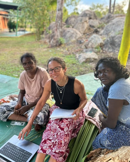 Clare Wright, (centre), in Gunyaŋara with Valerie Ganambarr (left), and Cheryl Yunupiŋu (right).