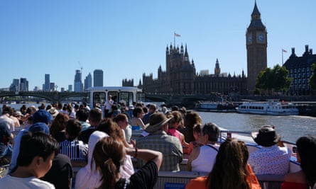 People in a boat with , with the Elizabeth Tower (Big Ben), in the background 