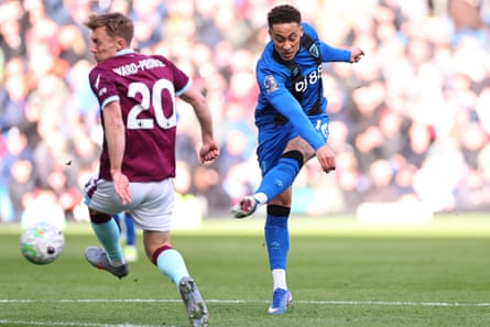 Marcus Tavernier takes a shot for Bournemouth agiansr Burnley.