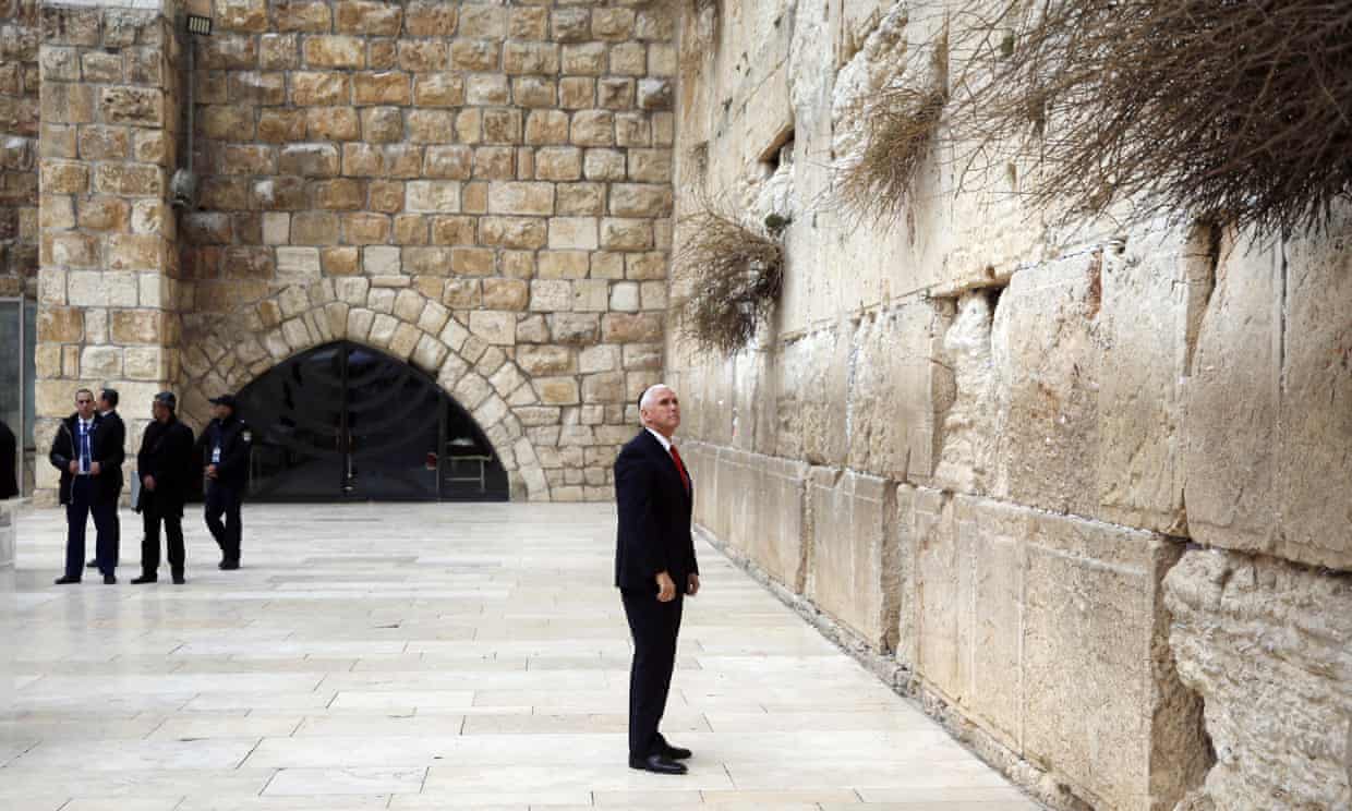 Female journalists kept at back of wall in Jerusalem