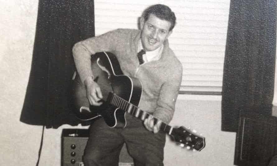 Ken Patten spelar gitarr