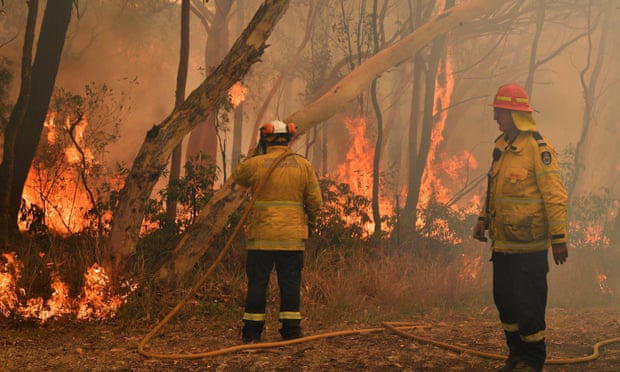 Former fire chiefs have expressed ‘huge disappointment’ with a lack of leadership during the bushfire crisis.