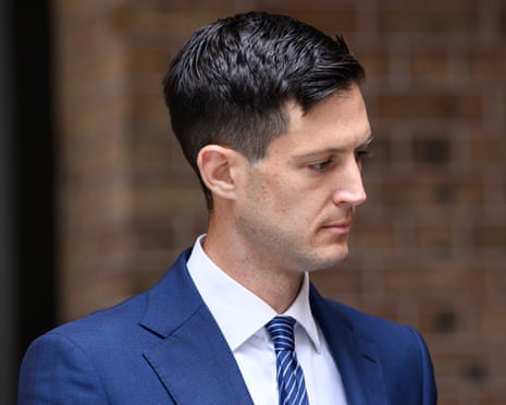 Сцена в залі суду з Амоном і адвокатами