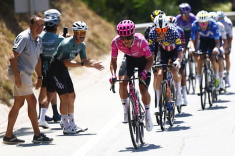 Richard Carapaz tenta sair na frente nas estradas catalãs durante a terceira etapa do Tour de France de 2026
