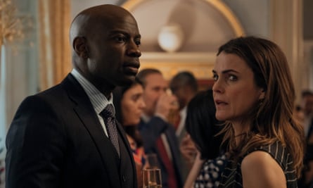 David Gyasi and Keri Russell in The Diplomat.