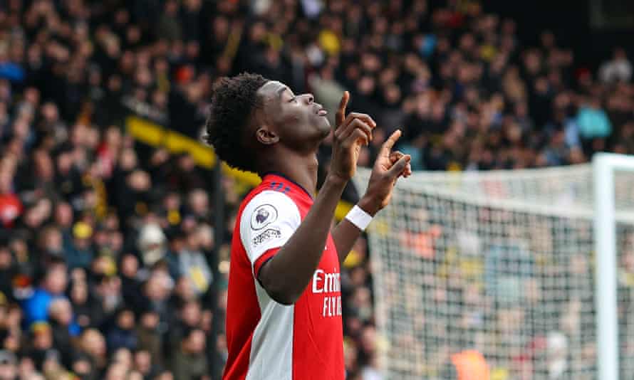 Bukayo Saka points to the skies after making it 2-1 to Arsenal