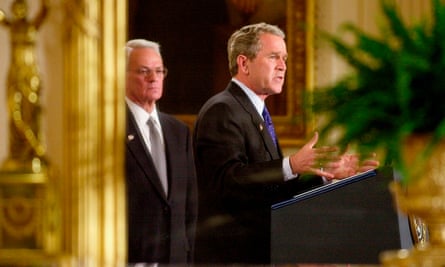 Le président George W Bush se reflète dans un miroir, avec le secrétaire au Trésor Paul O'Neill, alors qu'il s'adresse aux dirigeants des entreprises, du commerce et de l'agriculture dans la salle Est de la Maison Blanche.