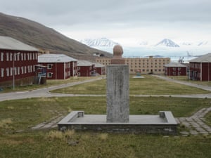 A bust of Lenin gazes over Pyramiden, the
‘frigid modern Pompeii’ that was once a thriving
Soviet outpost.