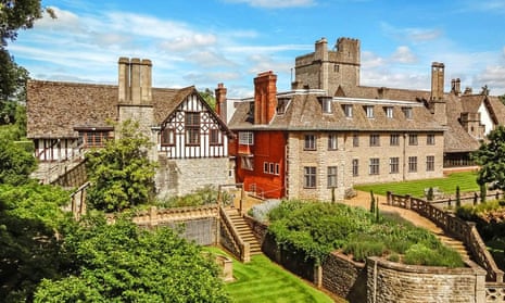Peking University has bought Foxcombe Hall, a 19th century manor that was home to the eighth earl of Berkeley.