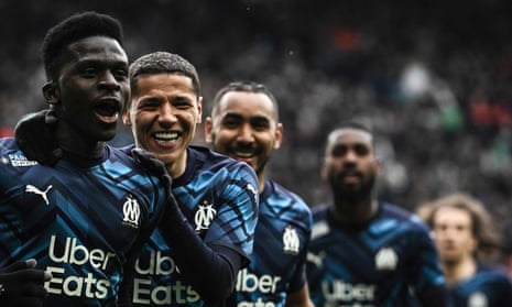 Bamba Dieng celebrates with his Marseille teammates after scoring against Saint-Étienne.