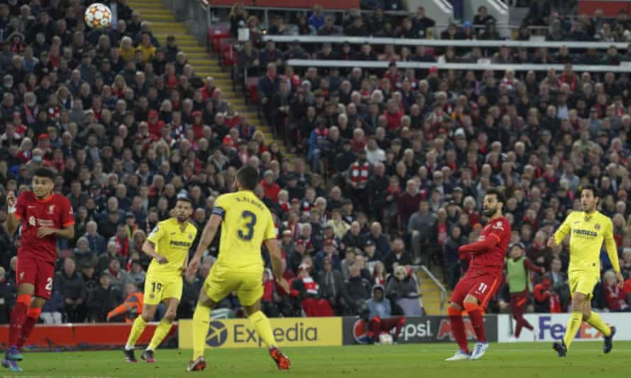 O jogador do Liverpool, Mohamed Salah, tenta um chute no gol e erra.