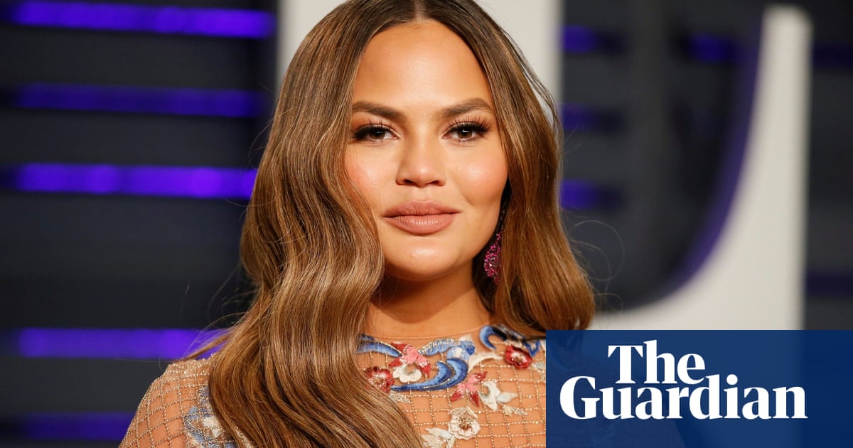 Could Chrissy Teigen just try sending a text next time?