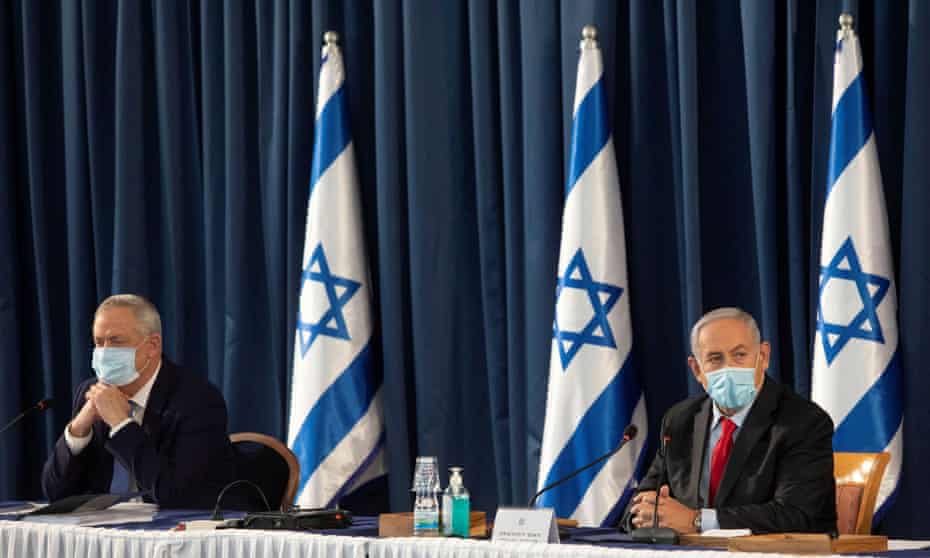 Benny Gantz and Benjamin Netanyahu at a cabinet meeting