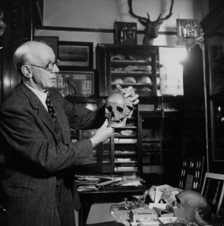 AT Marston demonstrates that the Piltdown skull is comprised of the remains of a man and an orangutan, December 1953.