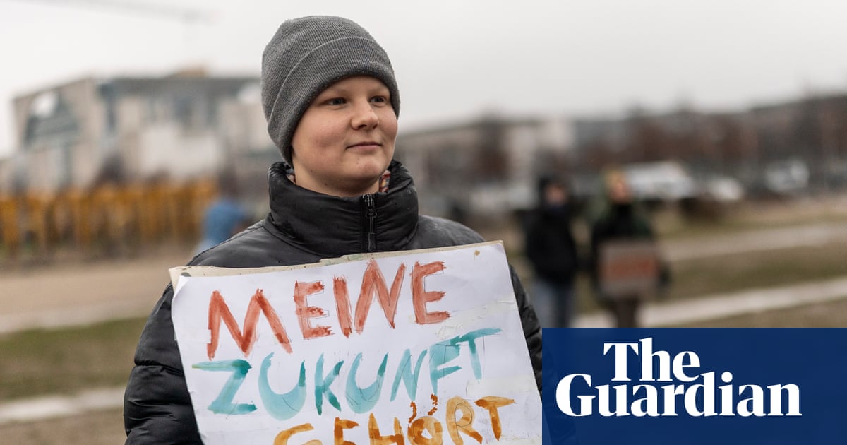 German MPs rubberstamp military service plan amid school pupil protests