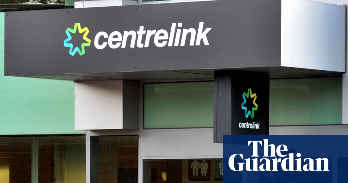 Warning over Centrelink call centres as Services Australia slashes contracts