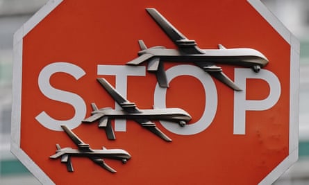 L'œuvre de Banksy montrant trois avions sur un panneau d'arrêt.