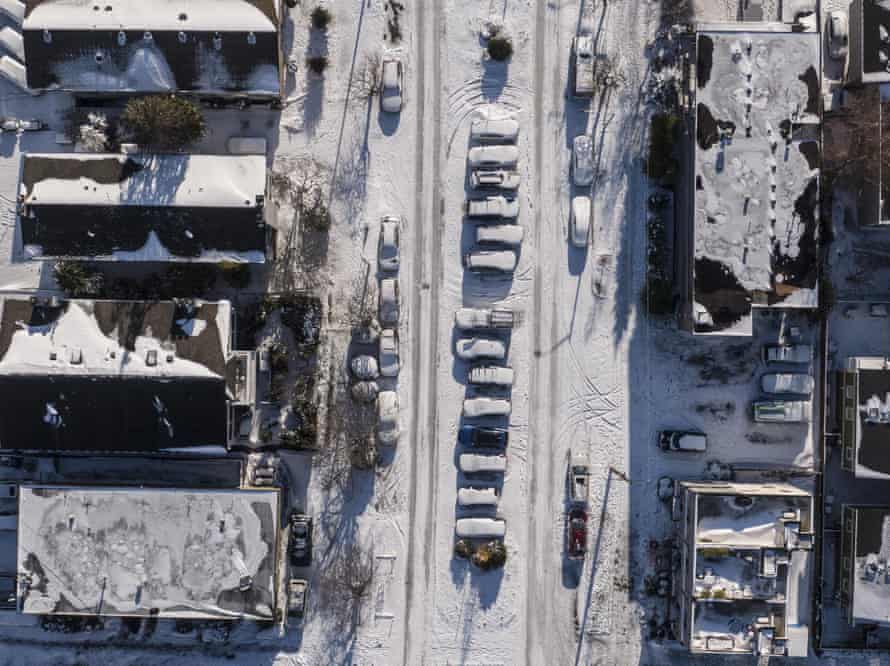 Snow blankets a neighborhood in Seattle.