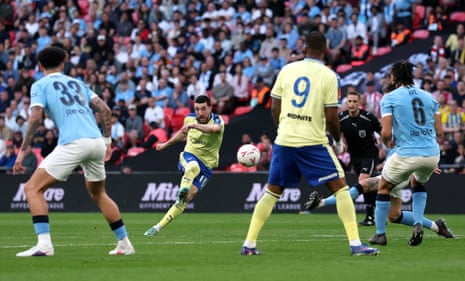 साउथेम्प्टन के फिन अज़ाज़ ने स्कोरिंग की शुरुआत करने के लिए दूर से एक कर्लर खोला।