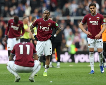Premier League - Newcastle United - West Ham United Futebol - Premier League - Newcastle - West Ham United - St James' Park, Newcastle, Grã-Bretanha - 17 de maio de 2026 Crysencio Summerville do West Ham parece decepcionado após a partida REUTERS / Scott Heppell SOMENTE PARA USO EDITORIAL. NÃO USO COM ÁUDIO, VÍDEO, DADOS, LISTAS DE FABRICANTES, LOGOTIPO DE CLUBES/LIGAS NÃO AUTORIZADOS OU SERVIÇOS