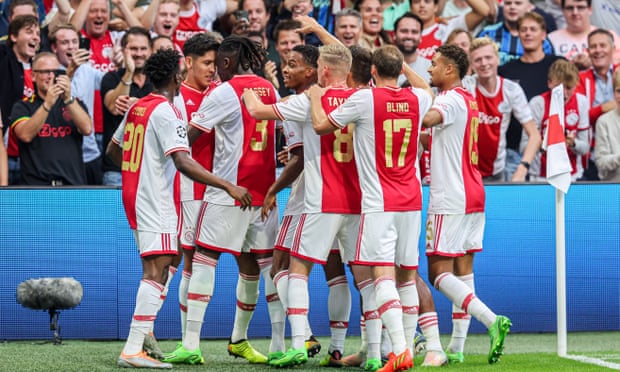 Edson Álvarez és felicitat pels seus companys de l'Ajax després d'obrir el marcador.