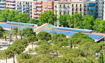 Publicly owned Barcelona Energía supplies electricity to Barcelona City Council buildings and facilities and is installing solar panels on the roofs of public buildings.