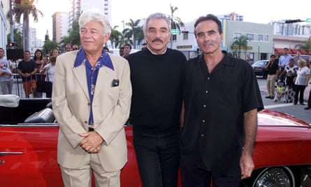 Seymour Cassel, left, with Burt Reynolds, centre, and Dan Hedaya at the premiere of the 2000 film The Crew.