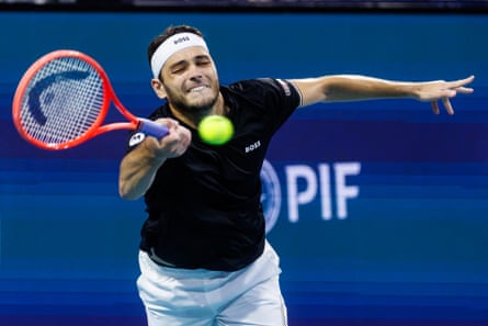 Taylor Fritz stretches for a forehand