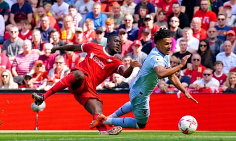Pemain Liverpool Ibrahima Konate melakukan pelanggaran terhadap pemain Aston Villa, Ollie Watkins yang mengakibatkan penalti diberikan.