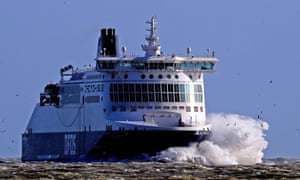 Le ferry DFDS Dover Seaways s'écrase sur les vagues à son arrivée au port de Douvres dans le Kent