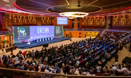 Ein Konferenzsaal voller Menschen