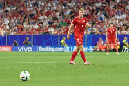 Rasmus Højlund in action against Serbia