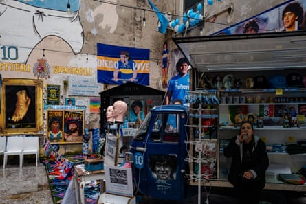 Una bancarella che vende souvenir di Maradona nel Quartiere Spagnolo.