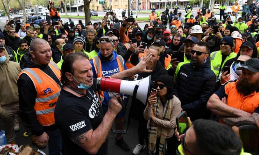 John Setka addresses construction workers protesting against work-related Covid-19 restrictions and mandatory vaccinations.