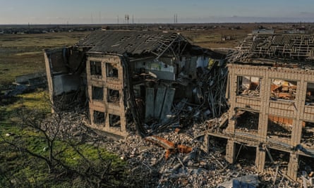 Daños con bombas en edificios escolares en el pueblo de Posad-Pokrovske cerca de Kherson