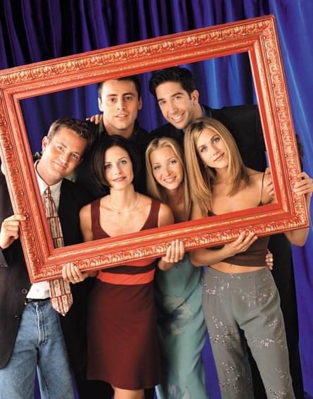 Perry (à l'extrême gauche) avec le reste du casting de Friends en 2001