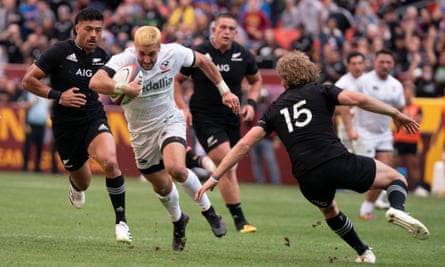 Nate Augspurger runs forward on his way to a try for the USA Eagles against the All Blacks in October 2021
