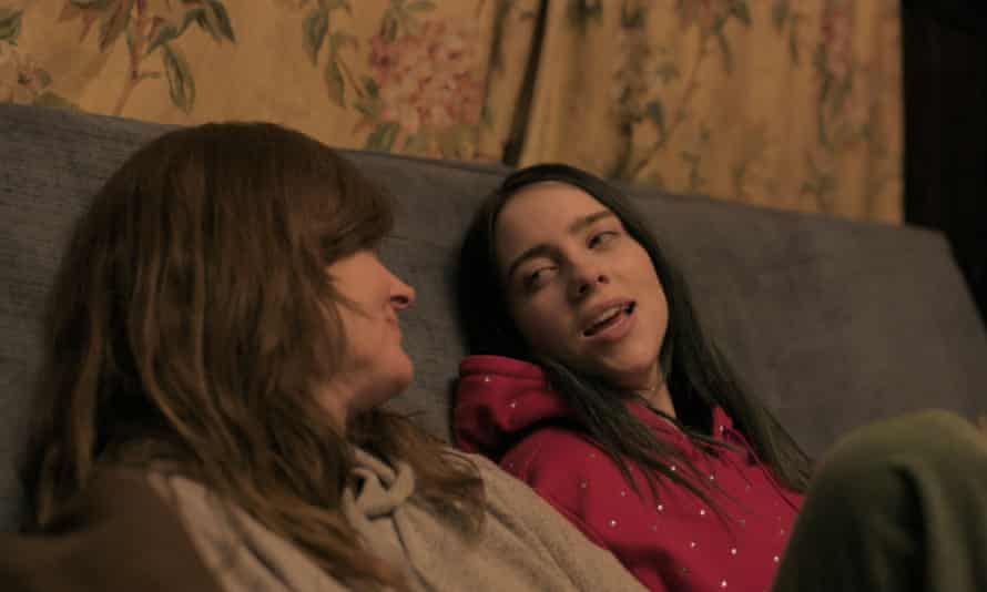 Billy Eilish, till höger, med sin mamma, Maggie Baird i en scen från Billie Eilish: The World's a Little Blurry.