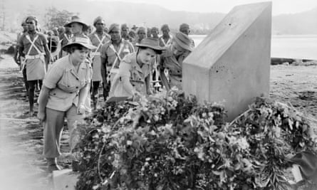 پرستاران ارتش استرالیا در مراسمی در راباول در سال 1946 به مناسبت چهارمین سالگرد غرق شدن کشتی مونته ویدئو مارو تاج های گل می گذارند.