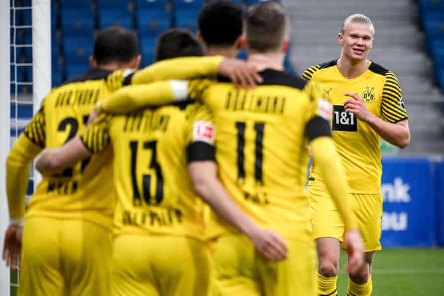 Erling Haaland célèbre après avoir marqué le premier but