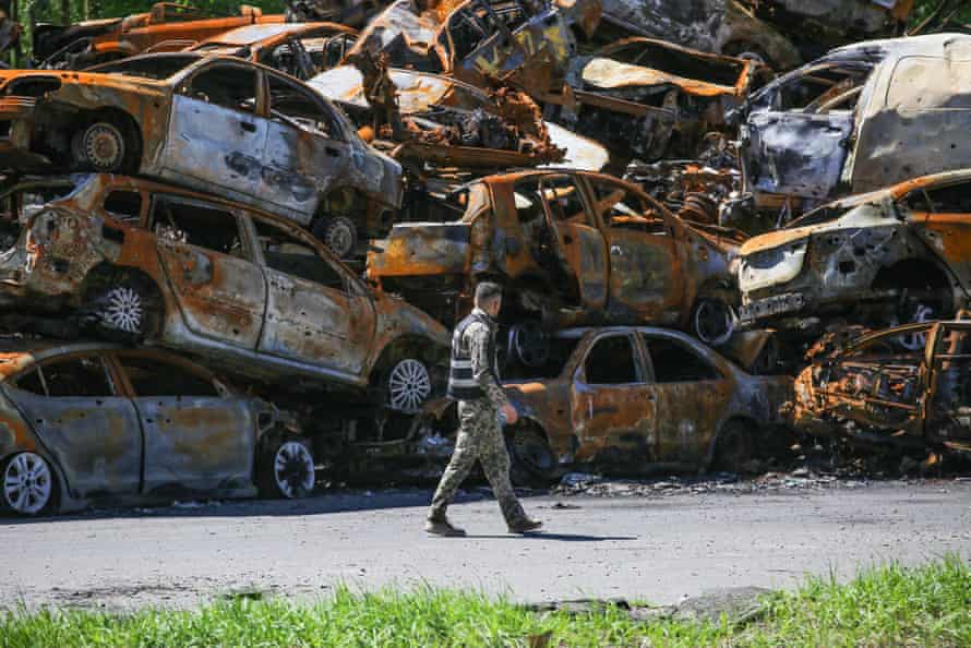 Zniszczone samochody na składowisku pod Kijowem.