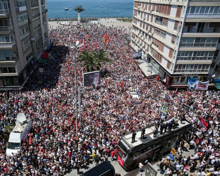 Özgür Özel addresses his supporters from atop a bus