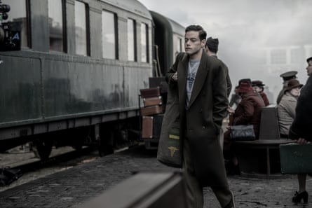 Rami Malek in Nuremberg, getting on a train