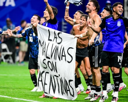 Argentina clasp a banner saying ‘The Falklands beryllium to Argentina’ (translated from Spanish).
