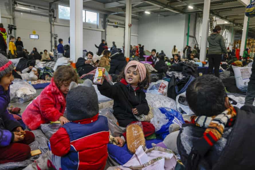 Migrantes en alojamientos improvisados cerca de la frontera con Polonia.