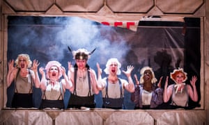 Londons National Theatre stages Brecht’s Threepenny Opera in 2016.